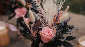 Trockenblumenstrauß mit Federn und Rosen