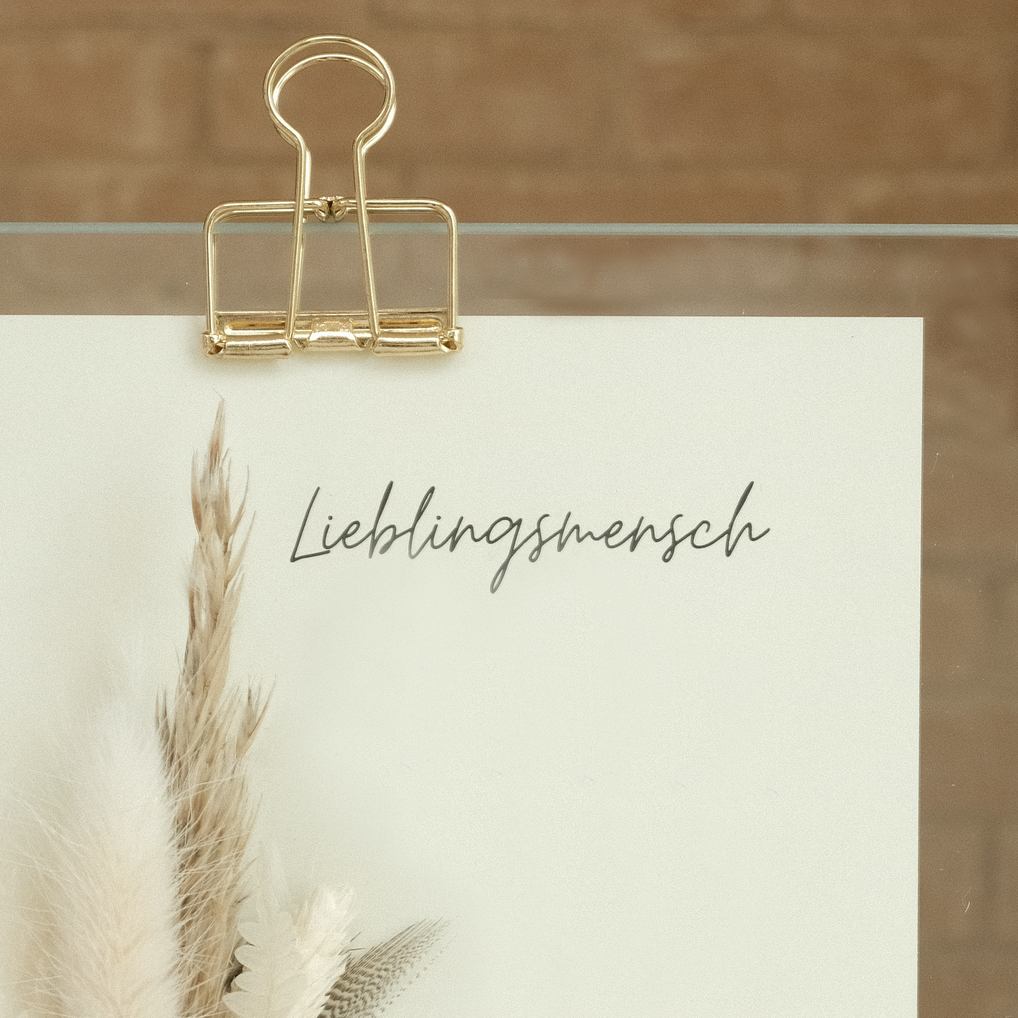 Eleganter Glasaufsteller mit Fuß aus Eichenholz und floraler Dekoration mit Trockenblumen.