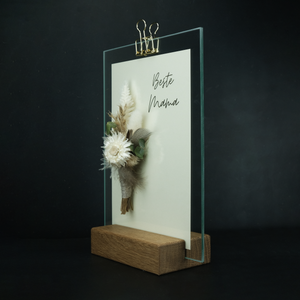 Eleganter Glasaufsteller mit Fuß aus Eichenholz und floraler Dekoration mit Trockenblumen.