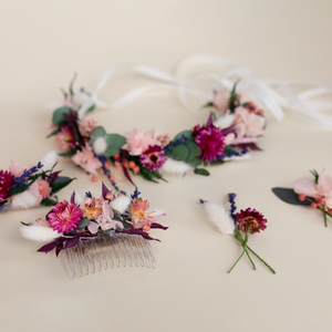Haarspange, Kranz und Anstecker mit Trockenmaterialien aus der Serie "Frida" in kräftigen bunten Tönen.