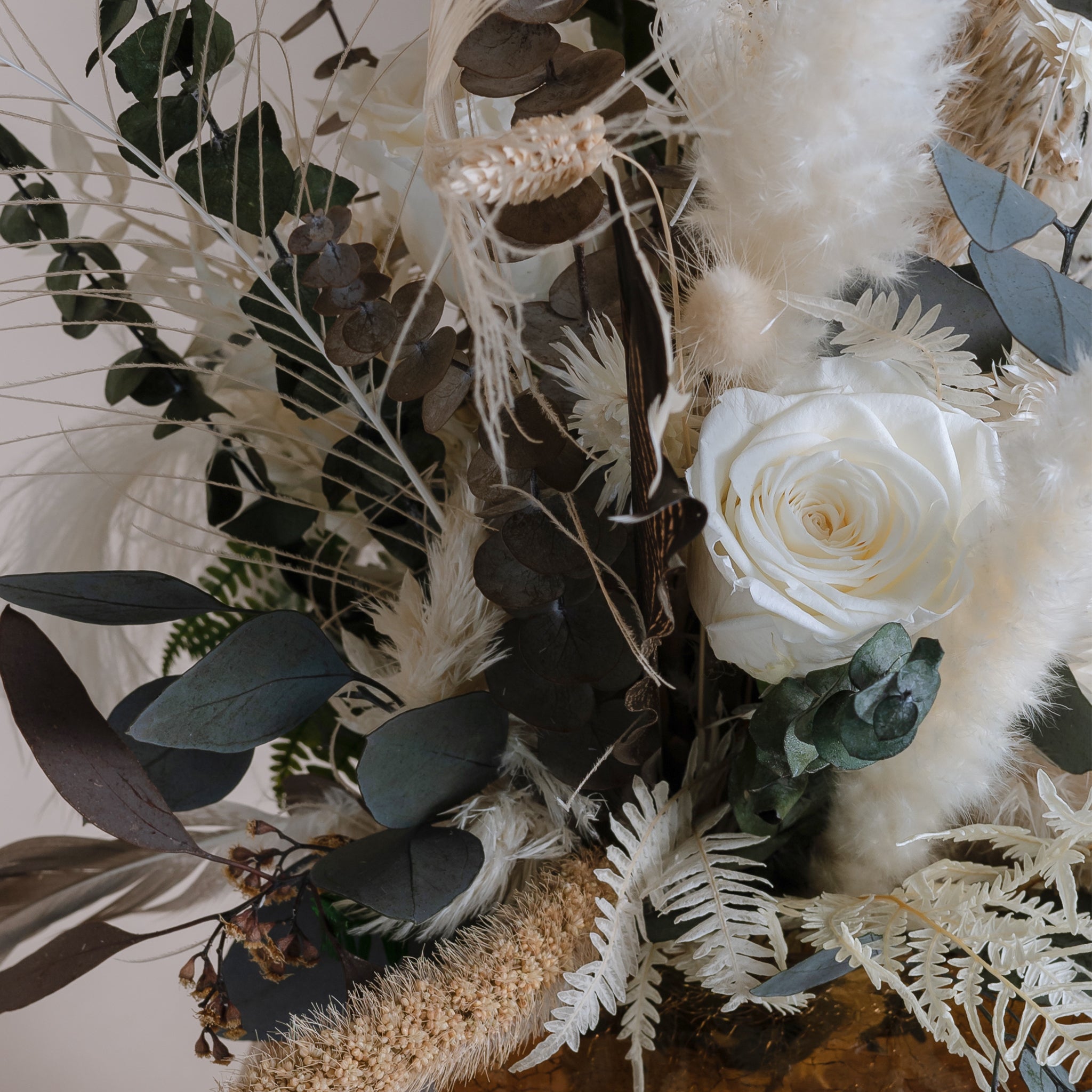 Detailansicht von handgefertigtem Brautstrauß mit Trockenblüten in Naturtönen. 
