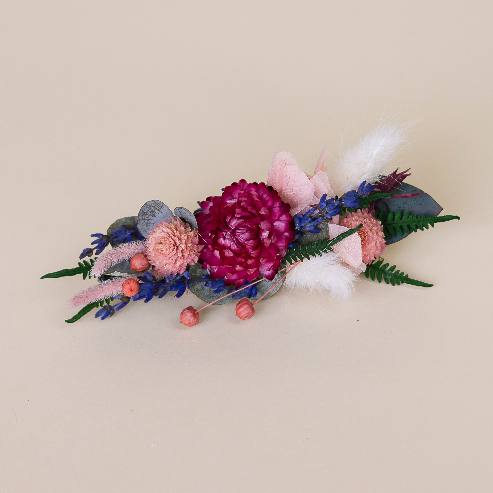 Haarspange mit Trockenmaterialien aus der Serie "Frida" in kräftigen bunten Tönen.
