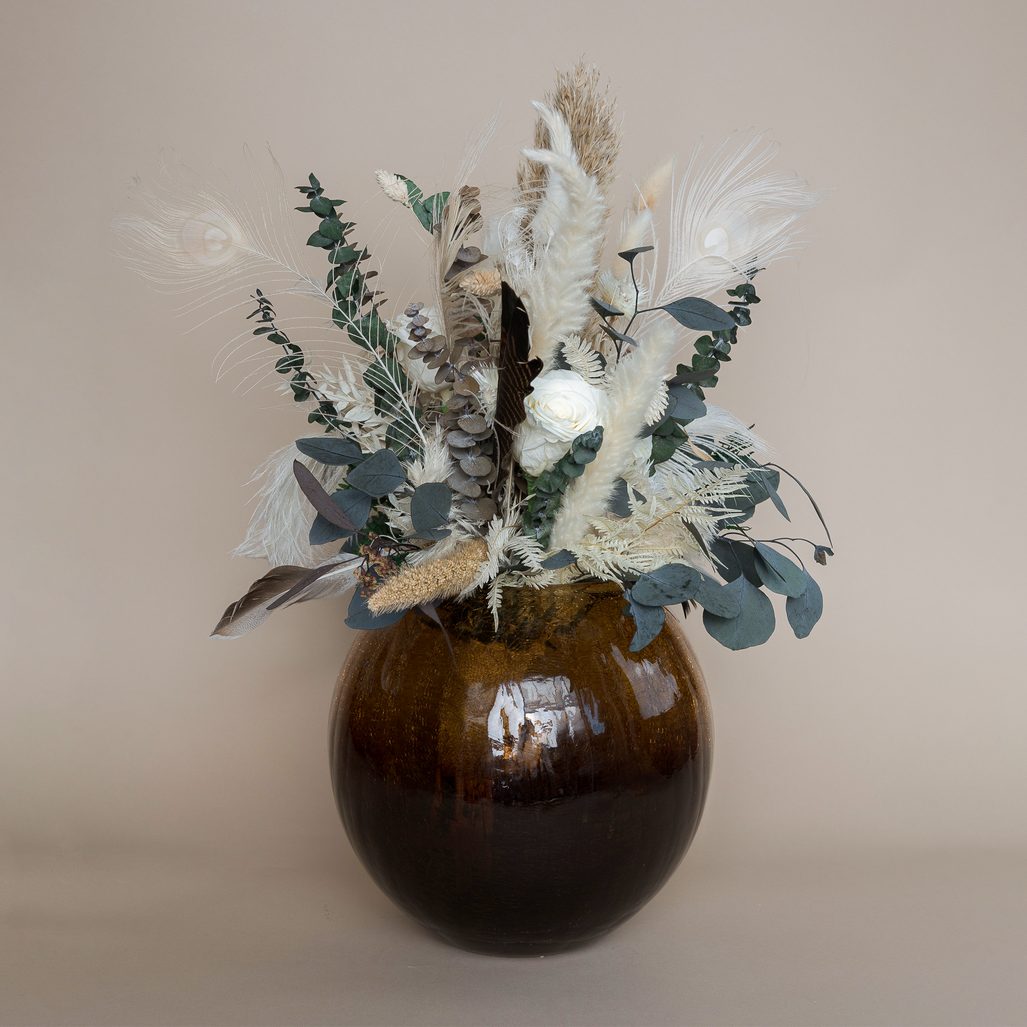 Handgefertigter Brautstrauß mit Trockenblüten in Naturtönen in einer braunen Kugelvase.