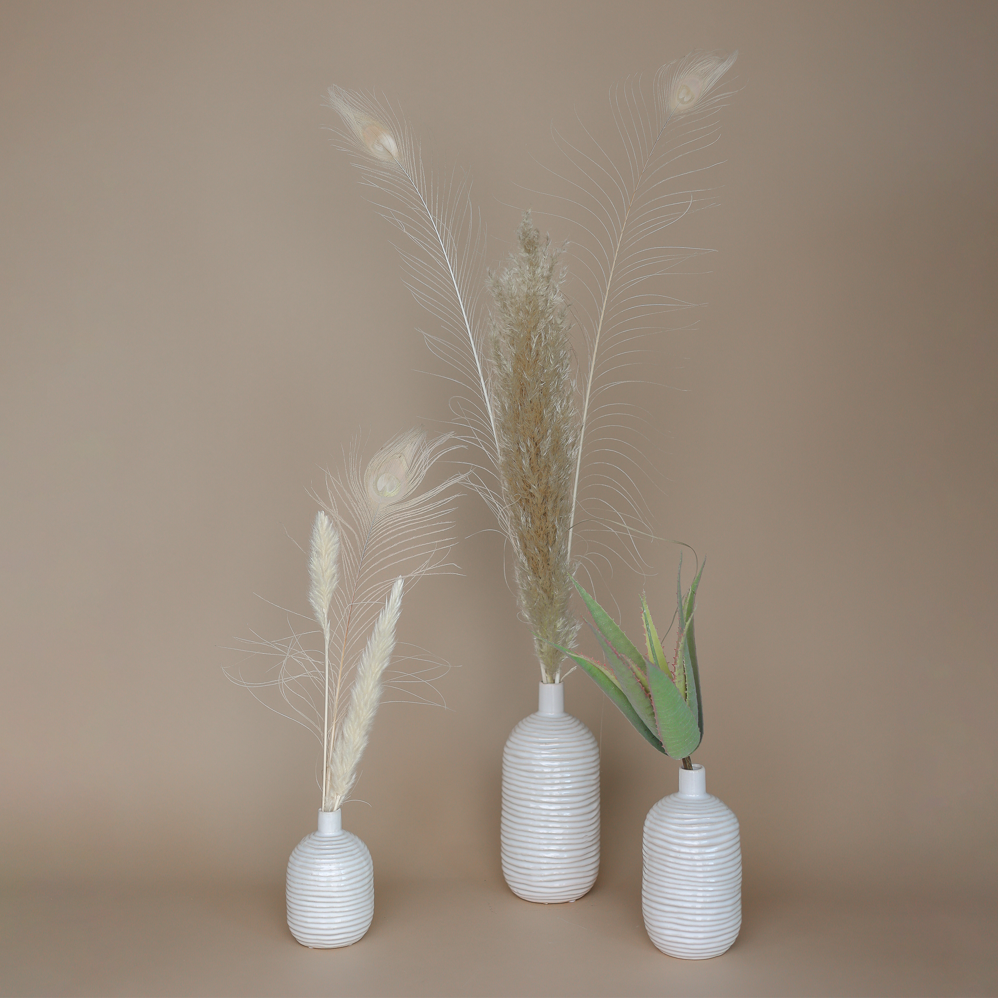 Kunstpflanzen und Trockenblumen Set mit weißen Keramikvasen