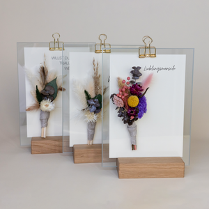 Elegantee Glasaufsteller mit Fuß aus Eichenholz und floraler Dekoration mit Trockenblumen und verschiedenen Texte