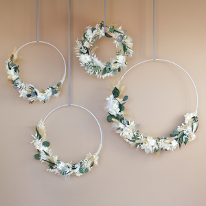 Vier Loops in verschiedenen Größen mit Trockenmaterialien in weiß, grün und beige.