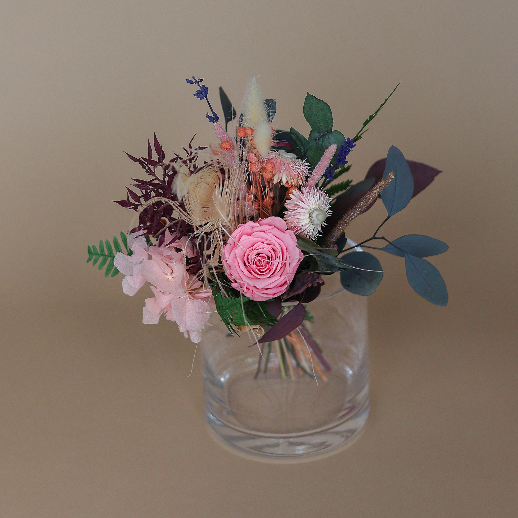 Trockenblumenstrauß "Frida" in klein mit Rose, Hortensie, Eukalyptus und Pampasgras.