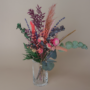 Handgefertigter Trockenblumenstrauß Modell "Frida" mit Trockenblüten in bunten Farbtönen.