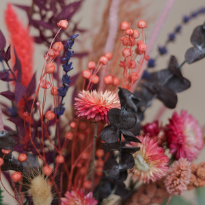 Detailansicht von Trockenblumenstrauß Modell "Frida" mit Trockenblüten in bunten Farbtönen.