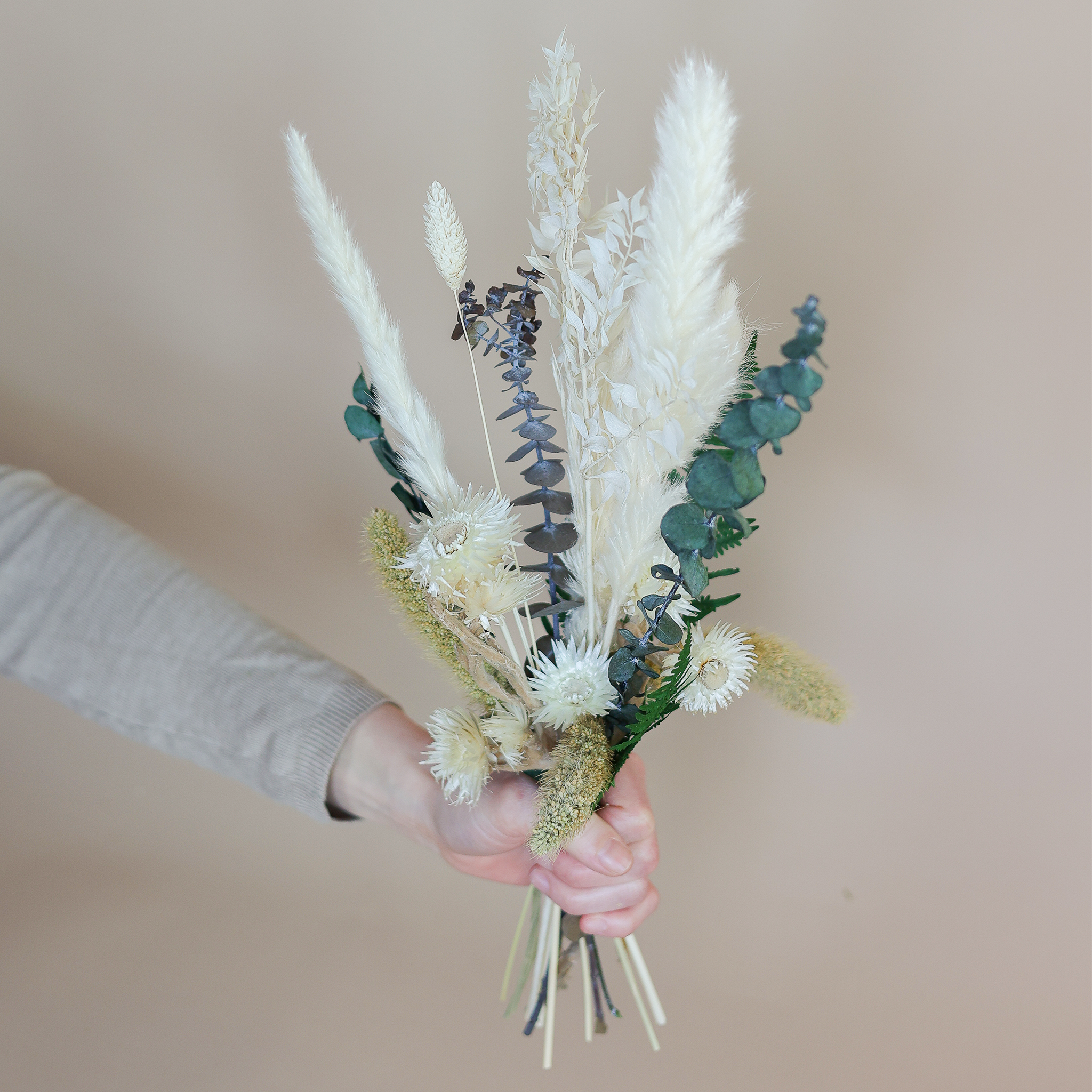 Kleiner Trockenblumenstrauß in Naturtönen.