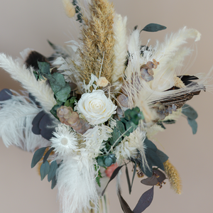 Handgefertigter Brautstrauß mit Trockenblüten in Naturtönen. Darunter qualitativ hochwertige, haltbaren Rosen, Lagurus, Hortensie, Eukalyptus, Pampasgras, Capblume, Phalaris, Pfauen - und Straußenfedern.