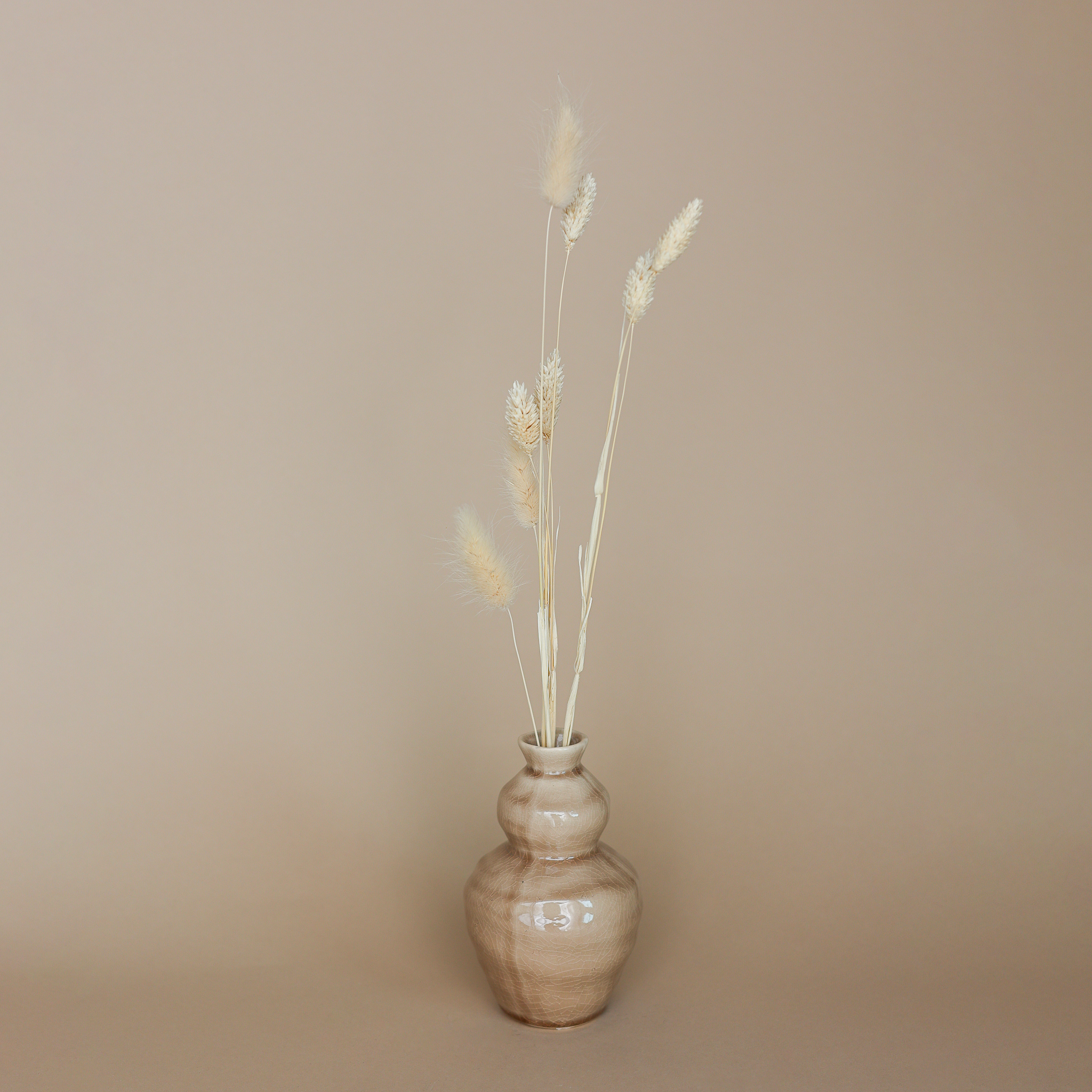 Hellbraune kleine Keramikvase mit Trockenblüten in natürlicher Form Modell 