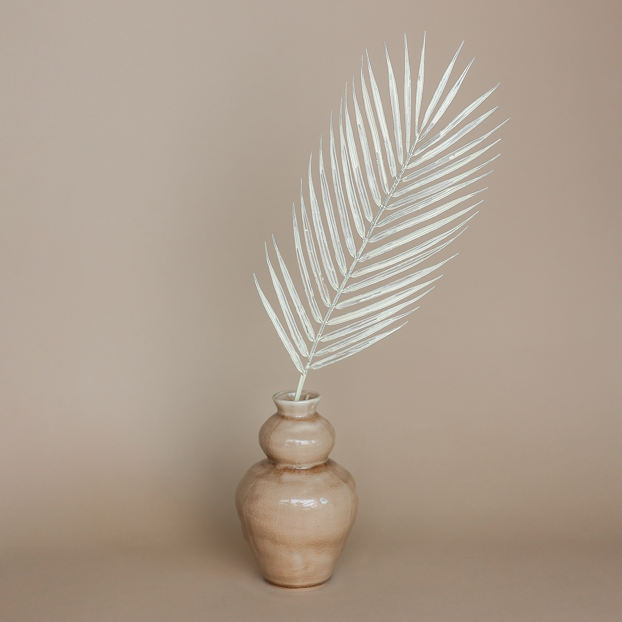 Fritz Palmenblatt Kunstzweig creme in brauner Keramikvase
