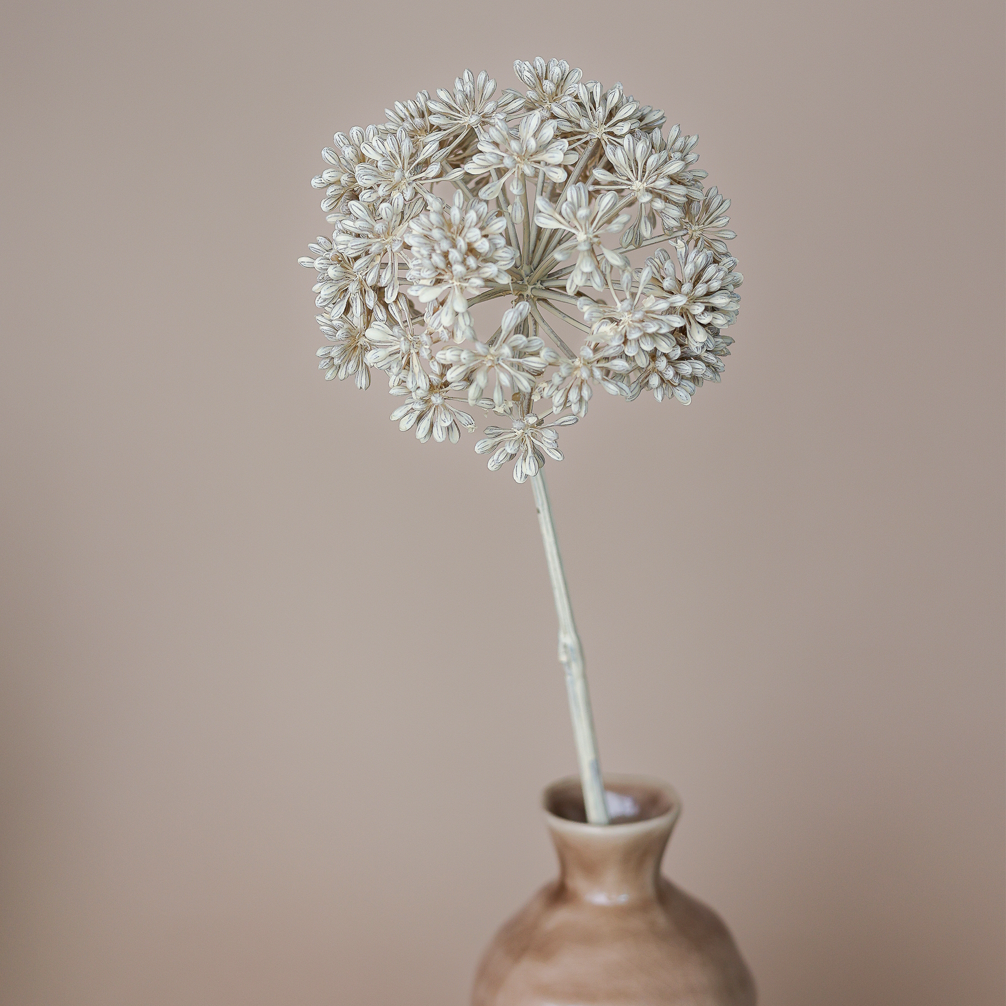 Eukalyptus Kunstblüte in brauner Vase