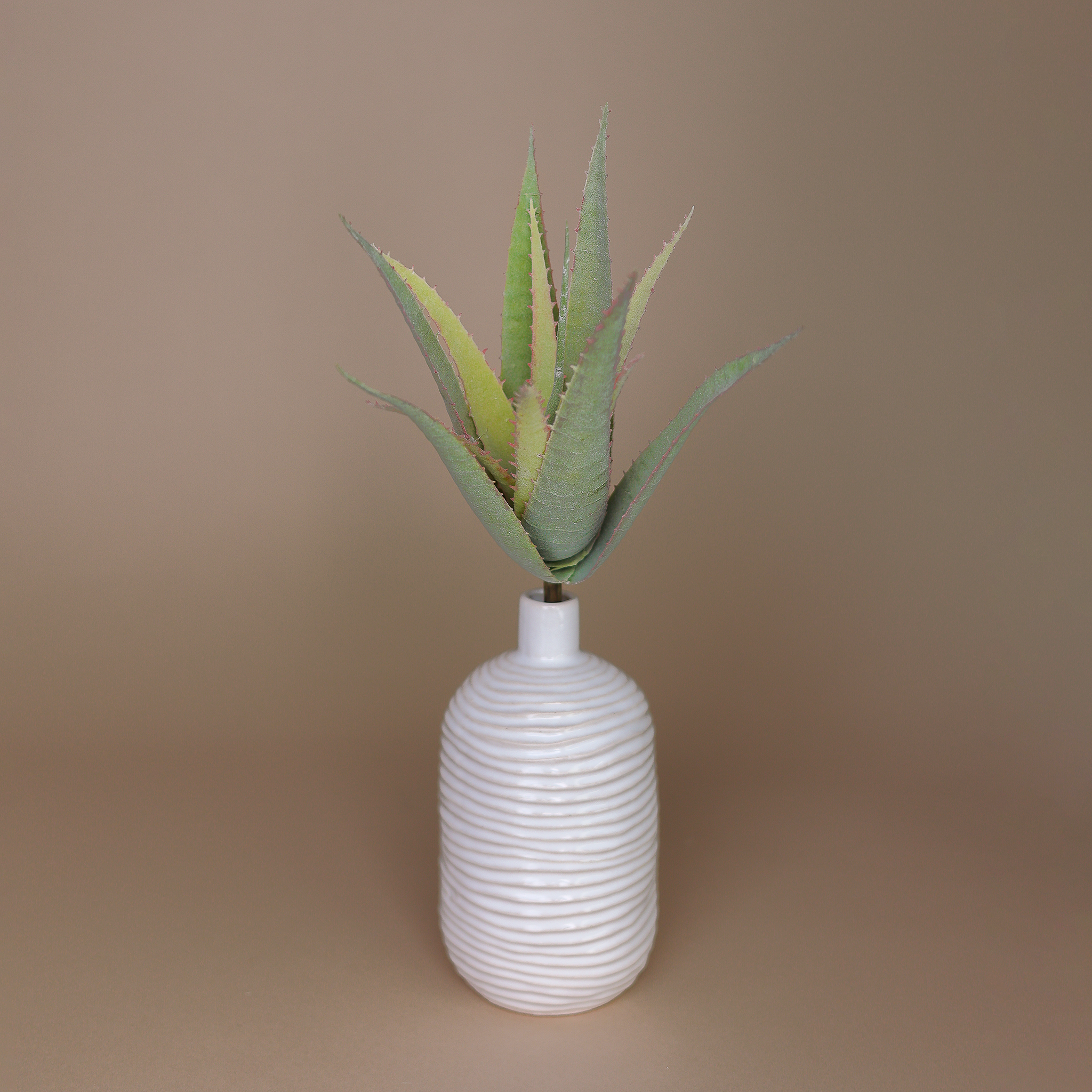 Max Aloe Kunstpflanze grün mit weißer Keramikvase