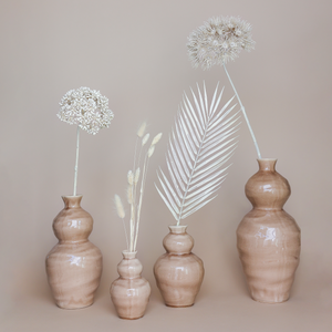Vasen in verschiedenen Größen mit unterschiedlichen Trockenmaterialien.